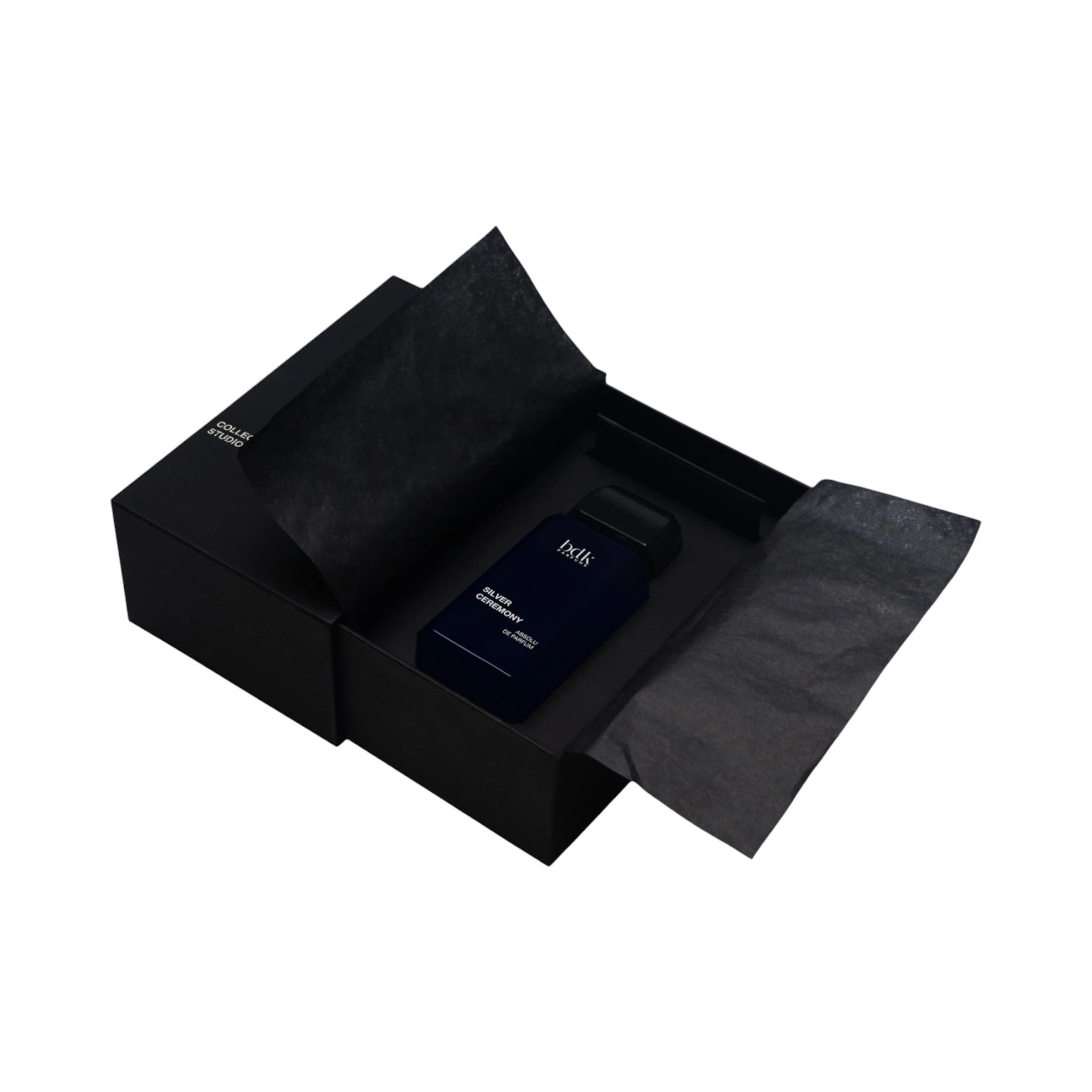 BDK Parfums Silver Ceremony absolu de parfum v čiernej darčekovej krabičke s čiernym hodvábnym papierom.